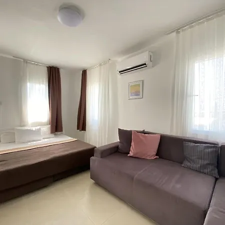 Stylish Peaceful Gem In Center Apartman