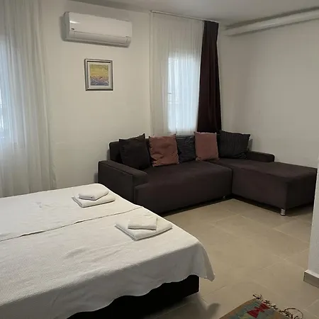 Stylish Peaceful Gem In Center Apartment