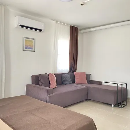 Stylish Peaceful Gem In Center